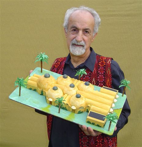 Jalil Schwarz mit einem Architekturmodell des geplanten Kindergartens